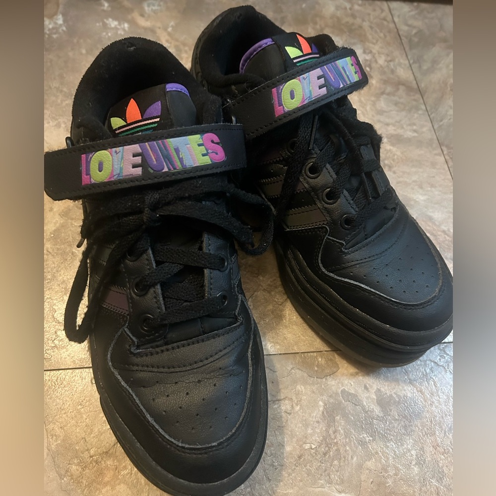 Adidas Kris Andrew Small x Forum Triple Platform Low Pride sneakers in black. - Picture 4 of 10